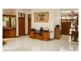 Disewakan Spacious Classic 5BR House with Maid Room at Taman Darmo Harapan By Travelio